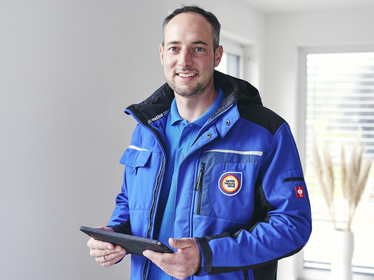 Fachhandwerker mit Ipad zur Heizlastberechnung