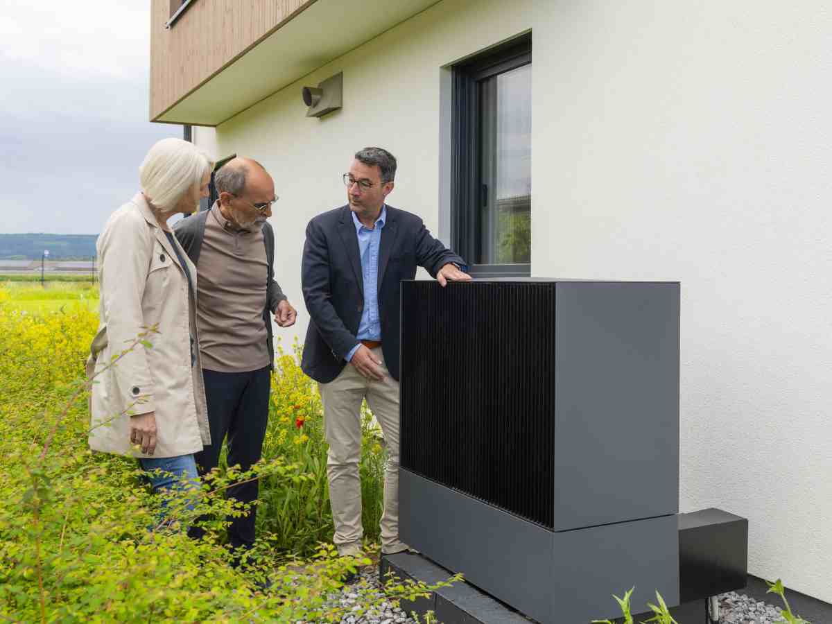 Fachhandwerker mit Ipad zur Heizlastberechnung