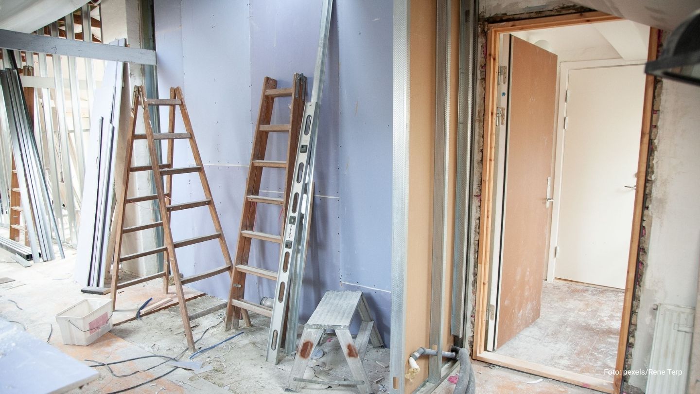Innenausbau einer ehemaligen Gewerbefläche zu Wohnraum mit Leitern und Trockenbauwänden.