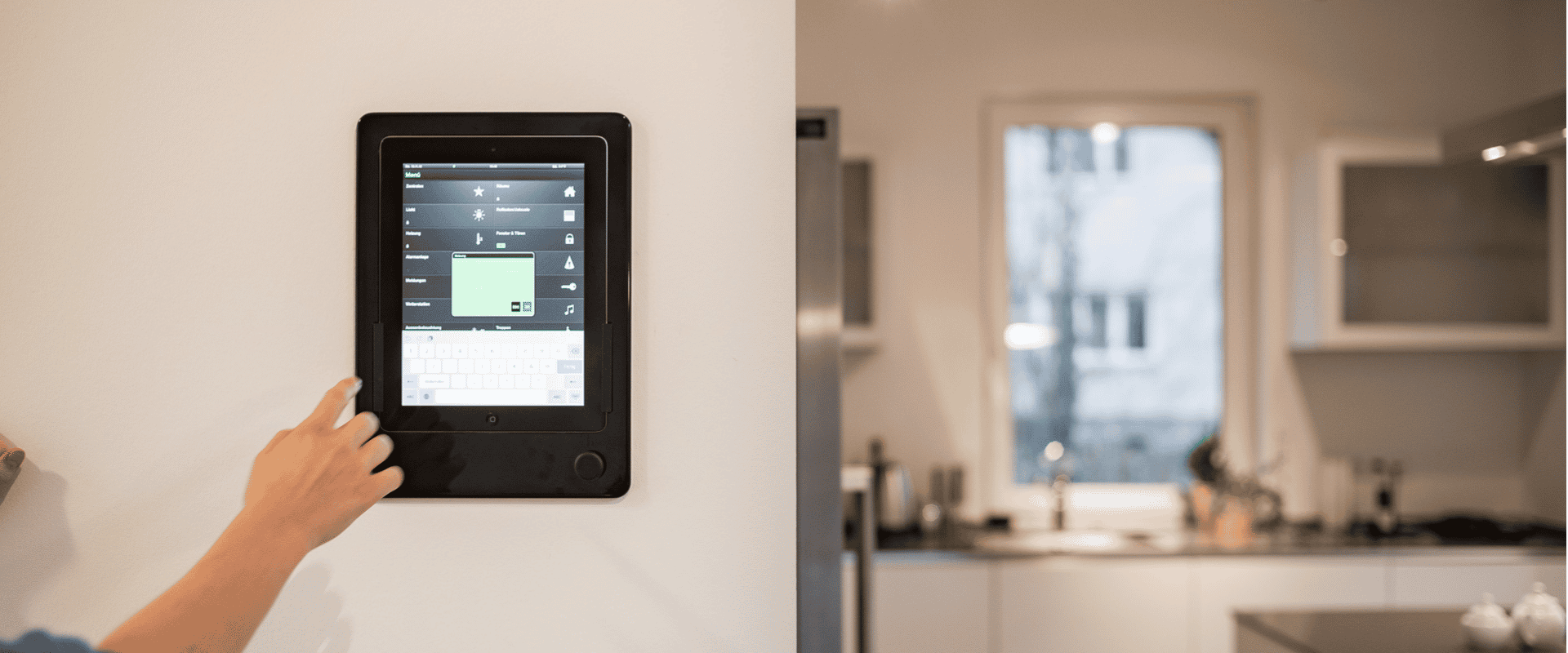Frau betätigt den Smart Homebildschirm im Haus, um die Temperatur zu regeln