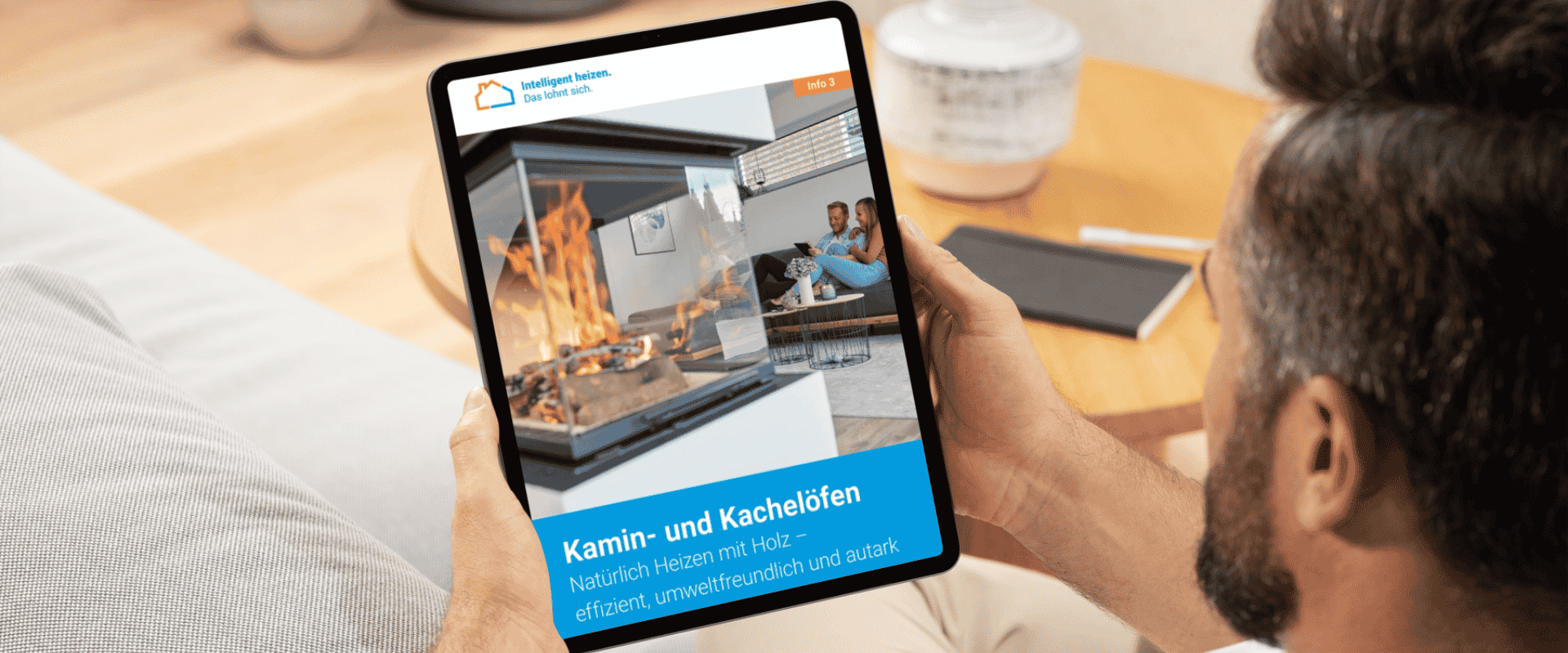 Mann liest neue Kamin- und KAchelofenbroschüre auf seinem ipad