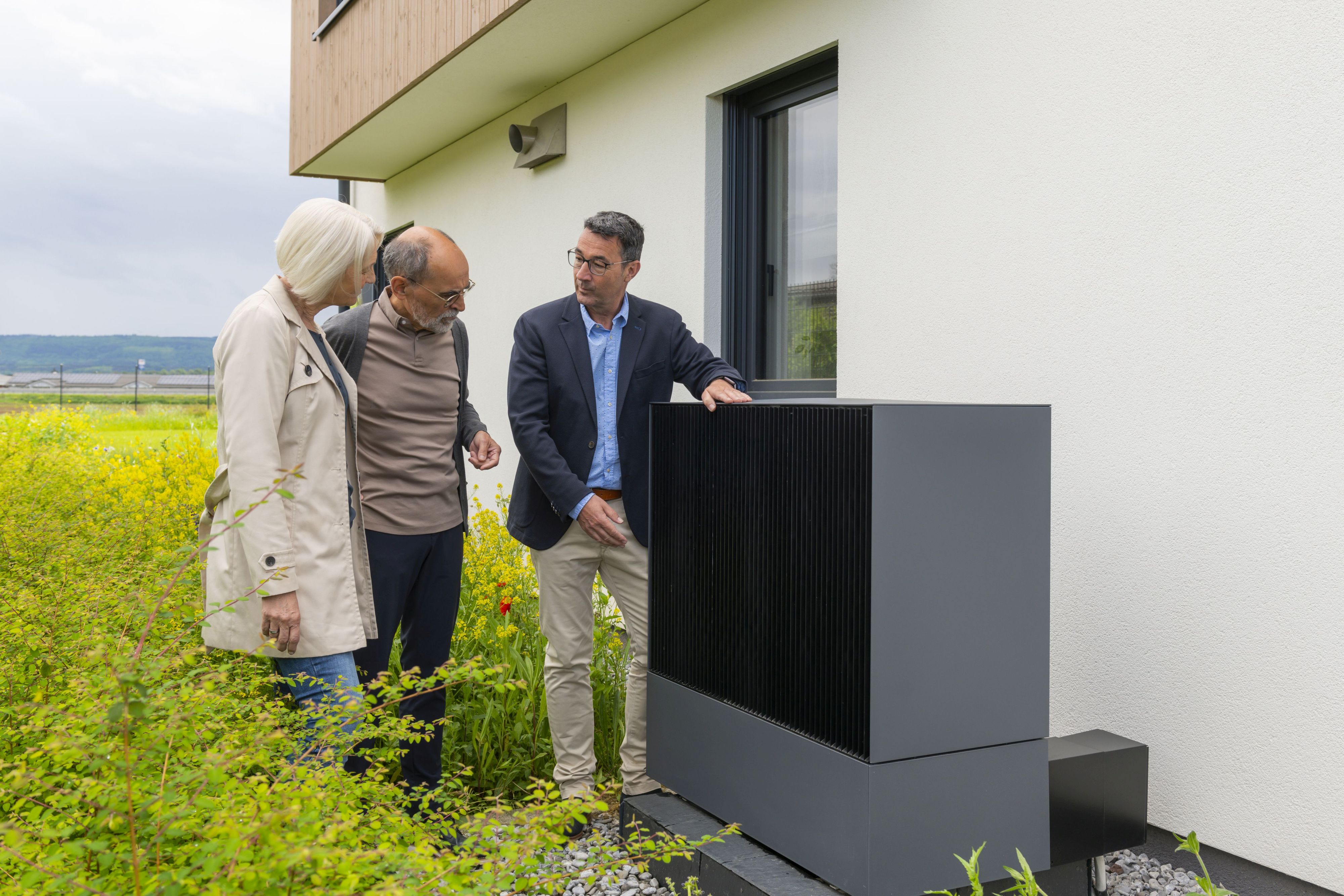 Fachmann berät Senioren zu Waermepumpe im AltbauoZukunftAltbau