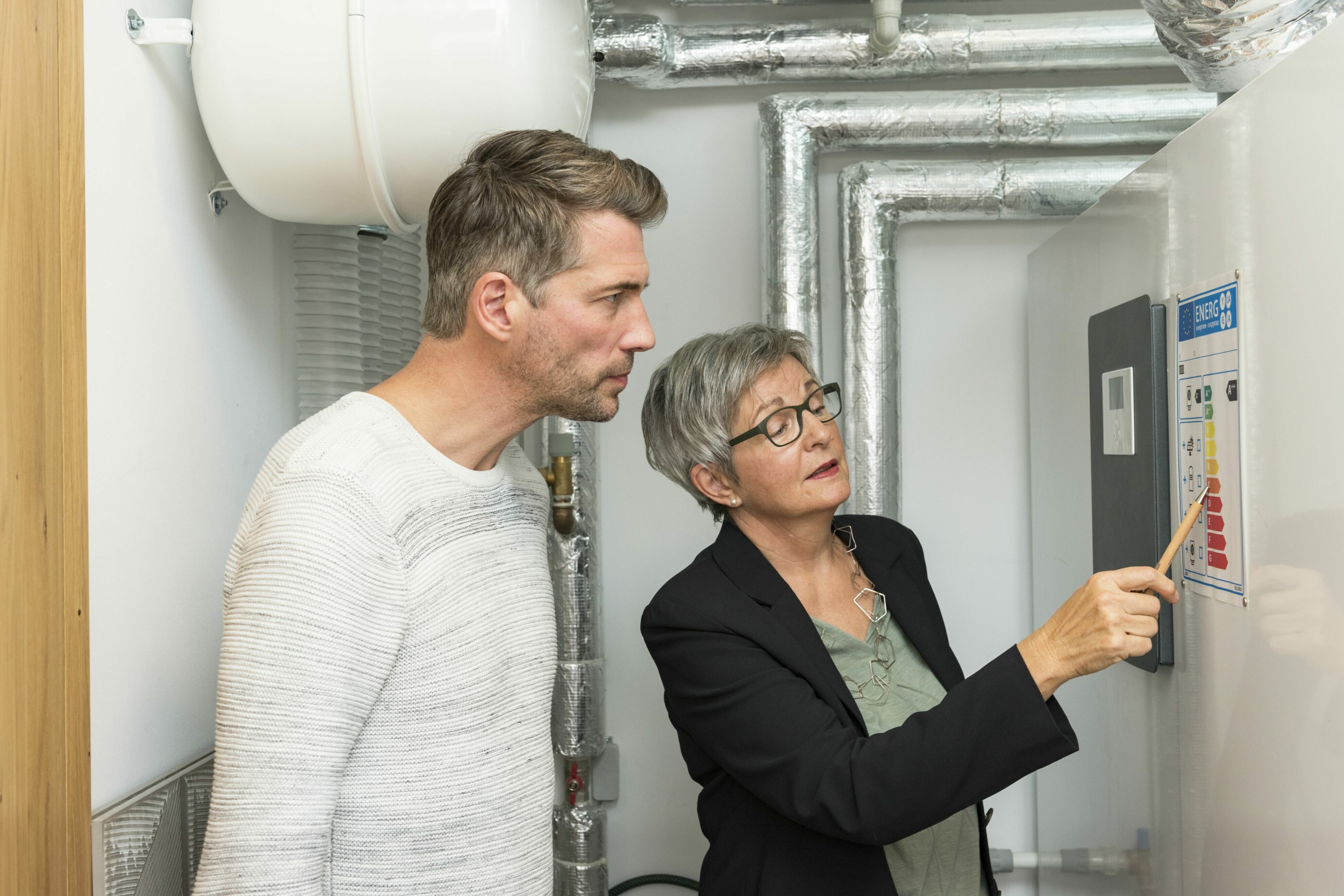 Mann und Frau im Heizungskeller