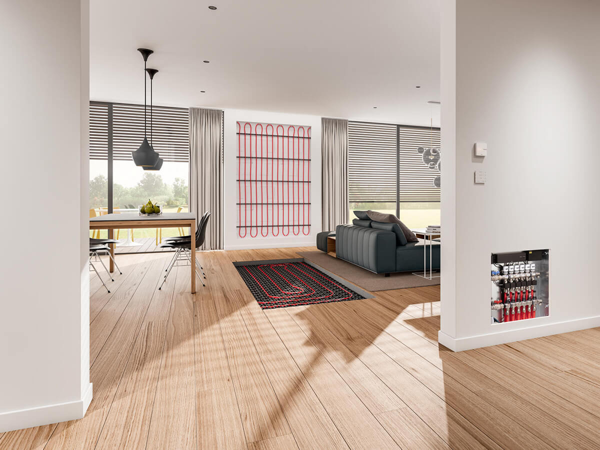 Teil einer Wandheizung bei der Installation und geöffneter Wand zwischen zwei Fenstern.